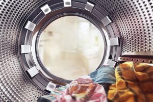 ۱۰ مورد از چیزهایی که نباید در ماشین لباسشویی بیندازید