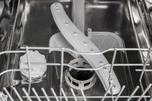 علت سروصدای زیاد ماشین ظرفشویی خراب بودن بازوی آبپاش ماشین ظرفشویی