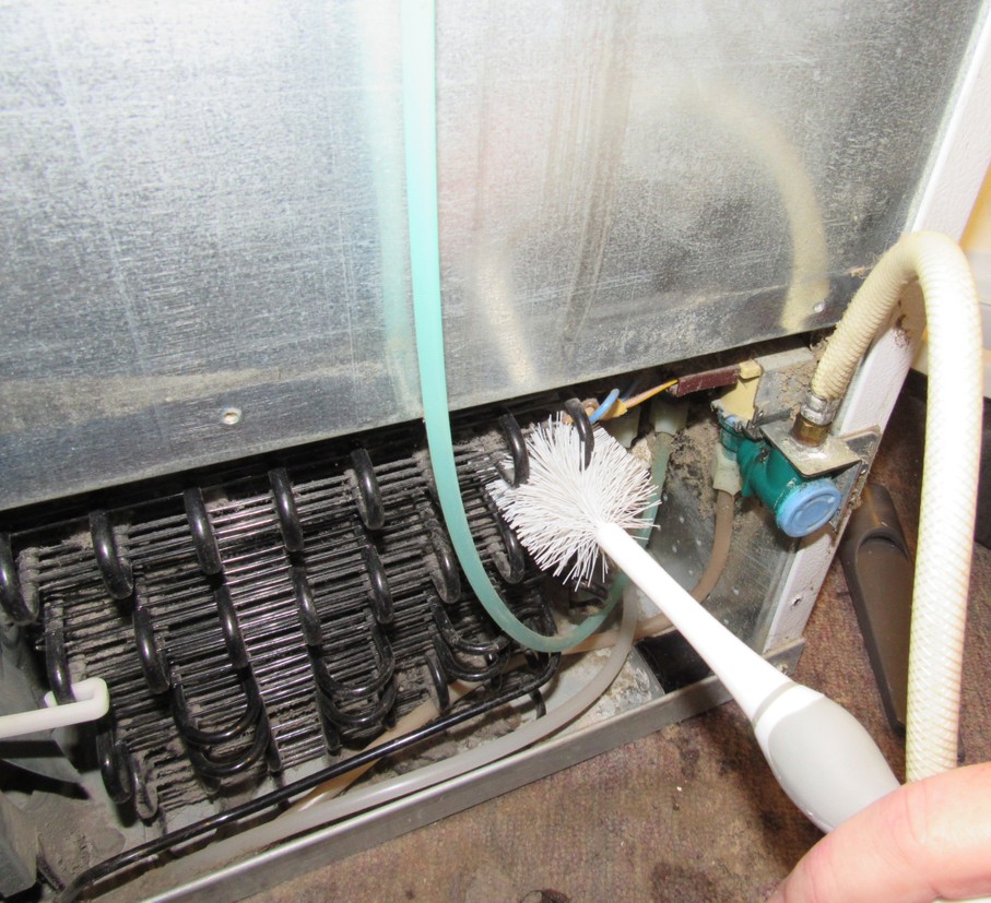 تمیز کردن لوله های کندانسور در پشت یخچال فریزر