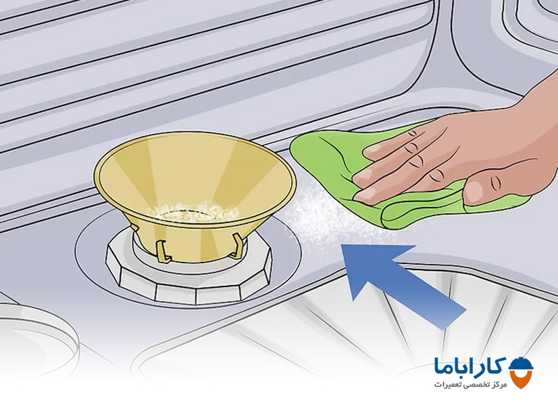 نحوه استفاده از نمک ماشین ظرفشویی - نمک اضافی را با یک پارچه مرطوب تمیز کنید