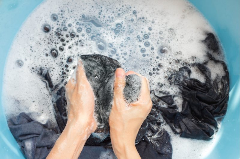 استفاده از آب سرد برای شستشوی لباس مشکی