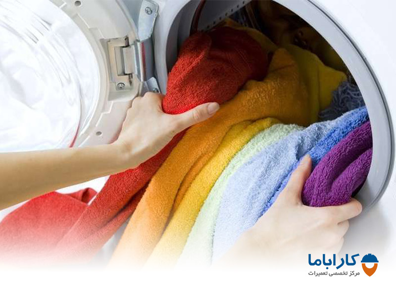 توزیع نامناسب لباس‌ها در دیگ شستشو از دلایل تخلیه نشدن آب ماشین لباسشویی