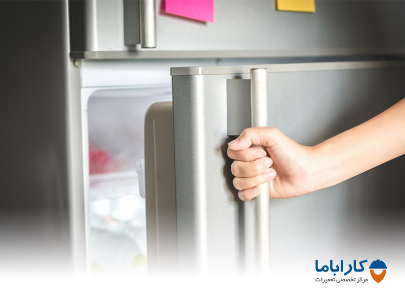 بررسی و تمیز کردن درزها و واشرهای یخچال